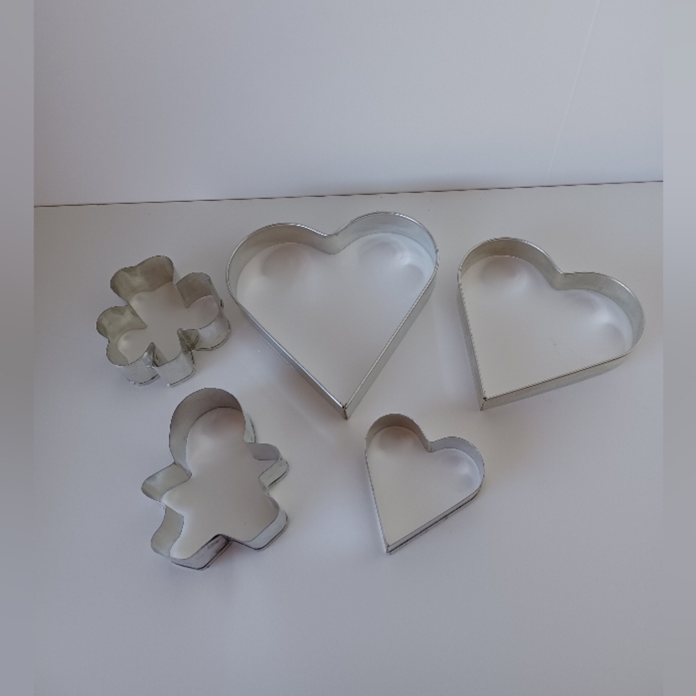 Five Metal Cookie Cut-Out‎ Cutters 3 Heart, 1 Shamrock, And 1 Gingerbread Man